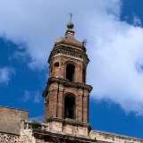 Sul tetto spicca il campanile, di oltre 30 metri di altezza, diviso in due ordini con lesene a capitelli corinzi e coronamento a cipolla